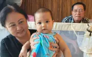 Bố mẹ chồng hhen nie vui đùa cùng cháu nội, fan nhận xét một câu bất ngờ