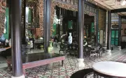 Bí mật tư thế ngồi: Vì sao bạn thờ bắt buộc phải tựa lưng vào tường?