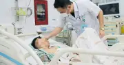 Bị đá quả bóng vào bụng, bé trai 13 tuổi nguy kịch