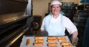 Bí quyết giữ lửa 116 năm của tiệm bánh mì khiến khách xếp hàng chờ mua