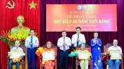 Bí thư Tỉnh ủy Nghệ An trao Huy hiệu 80 năm tuổi Đảng cho 4 đảng viên lão thành