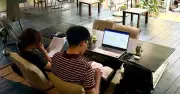 Bỏ tiền triệu mỗi tháng để làm việc tại quán cà phê: Xu hướng của giới trẻ