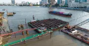 Đổ bê tông cho trụ chính của cầu đi bộ nghìn tỷ bắc qua sông Sài Gòn