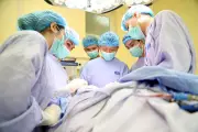 Bé trai 16 tuổi mắc ung thư da vùng thái dương, được phẫu thuật thành công nhờ sự hỗ trợ