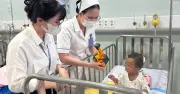 Bé trai 2 tuổi bị mẹ và người tình bạo hành dã man: Đã vui hơn sau điều trị