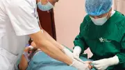 Bé trai bị máy bào vỏ quế cuốn nát bàn tay, bác sĩ phẫu thuật cấp cứu