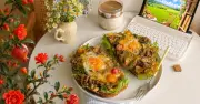 Bữa brunch cuối tuần chuẩn tiệm: Bánh mì kẹp bơ xào rau củ phô mai chay làm 15 phút mà ngon hết sảy
