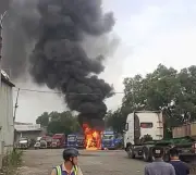 Ba xe đầu kéo container bị thiêu rụi trong bãi đỗ tại TP.HCM