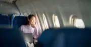 Bác sĩ Mỹ tiết lộ 2 điều không bao giờ làm trên máy bay