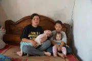 Bi kịch người mẹ 5 con: Đi ở nhờ, vay lãi cứu con bại não