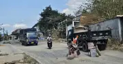 Bụi mù mịt, ổ gà dày đặc trên đường chỉ còn 100m chưa hoàn thiện