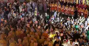 Biển người chen chân rước tượng Phật trên đường ở TPHCM