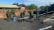 Biên phòng Yok Đôn giúp dân khắc phục hậu quả mưa lũ