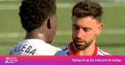 Bruno Fernandes trò chuyện với Baleba sau trận, fan MU đồn đoán chiêu mộ
