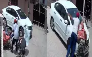 Bắt cóc bé gái 4 tuổi giữa ban ngày ở Ấn Độ, ông bà chống trả quyết liệt