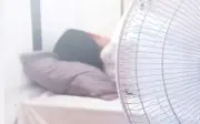 Bật quạt khi ngủ ban đêm: 4 nguyên tắc vàng tránh ốm mùa nắng nóng