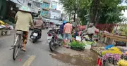 Buôn bán lấn chiếm vỉa hè gây ách tắc giao thông tại TP.HCM