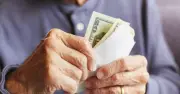 Cụ bà người Mỹ rút tiền mua vàng giao tận tay, kể lạ