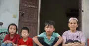 Cụ bà U80 ở Nghệ An gồng gánh nuôi 3 cháu nhỏ giữa khó khăn chồng chất