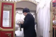 Cô dâu TP.HCM 'đứng hình' với lễ rước dâu phong cách hoàng gia bất ngờ