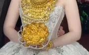 Cô dâu Vĩnh Long gây sốt với bó hoa cưới bằng vàng 10 cây