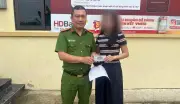 Cô gái trẻ lập tức rút toàn bộ tiền chuyển khoản mang đến công an