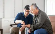 Cụ ông qua đời để lại 5 căn nhà cho người chăm sóc, họ hàng lập tức xuất hiện đòi thừa kế