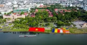 Cờ Phật giáo khổng lồ bị đặt ngược bên sông Hương, ban tổ chức nhanh chóng khắc phục