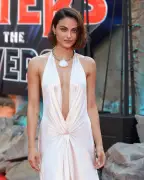 Camila Mendes gây sốt với váy lụa xuyên thấu không nội y trên thảm đỏ