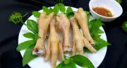 Cách chọn và luộc chân gà ngon, giòn, không bị thâm