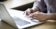 Cách kéo dài tuổi thọ pin laptop lên đến 5 năm hiệu quả