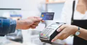 Cách ngân hàng kiếm tiền từ thẻ tín dụng và mẹo tránh phí