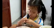Cách trẻ ngồi vào bàn ăn tiết lộ lòng hiếu thảo