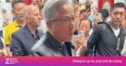 CEO Nvidia Jensen Huang gây sốt khi ăn mì tương đậu, uống Mixue trên phố Bắc Kinh