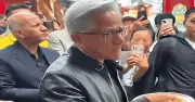 CEO Nvidia Jensen Huang thưởng thức mì tương đậu tại Bắc Kinh giữa đám đông