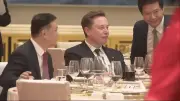 CEO Xiaomi Lôi Quân selfie cùng Elon Musk gây bão mạng xã hội