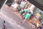 Chở can xăng rò rỉ, người đàn ông bốc cháy cùng xe máy