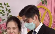 Chú rể đeo khẩu trang che mặt đầy vết thương trong ngày cưới vì tai nạn trước giờ lễ
