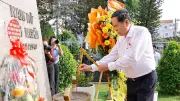 Chủ tịch Quốc hội dâng hoa tưởng niệm tại Dinh quận Hóc Môn
