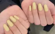 Chán màu nail trung tính? Những gam màu nổi bật và vàng bơ đáng thử
