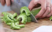 Chồng cầu cứu mẹ, dạy vợ làm gỏi mướp đắng thanh mát, giàu đạm, giải ngán cho mình