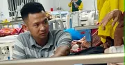 Chàng trai 23 tuổi kiên nhẫn chăm bà nội U90 ở bệnh viện gây xúc động