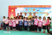 Chương trình 'Cùng em vui đến trường' tiếp sức học sinh khó khăn vùng biển