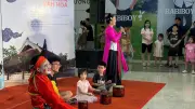 Chèo cổ vang lên giữa trung tâm thương mại hiện đại