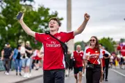Chung kết Champions League: PSG vs Arsenal, người hâm mộ đốt pháo sáng