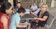 Clip bà Nguyễn Thị Kiều chia xấp sổ đỏ cho 10 người cháu gây xúc động