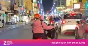 Clip người phụ nữ rải giấy nghi vàng mã giữa đường ở TPHCM