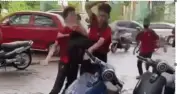 Clip nhóm thanh niên lao vào hành hung người giữa phố ở Hà Nội gây bức xúc