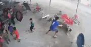 Cơn động bất ngờ quét qua trường học, bàn bị thổi bay vào học sinh