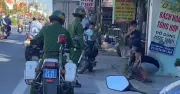 Công an nhắc nhở 3 học sinh vi phạm giao thông bằng cách đứng lên ngồi xuống